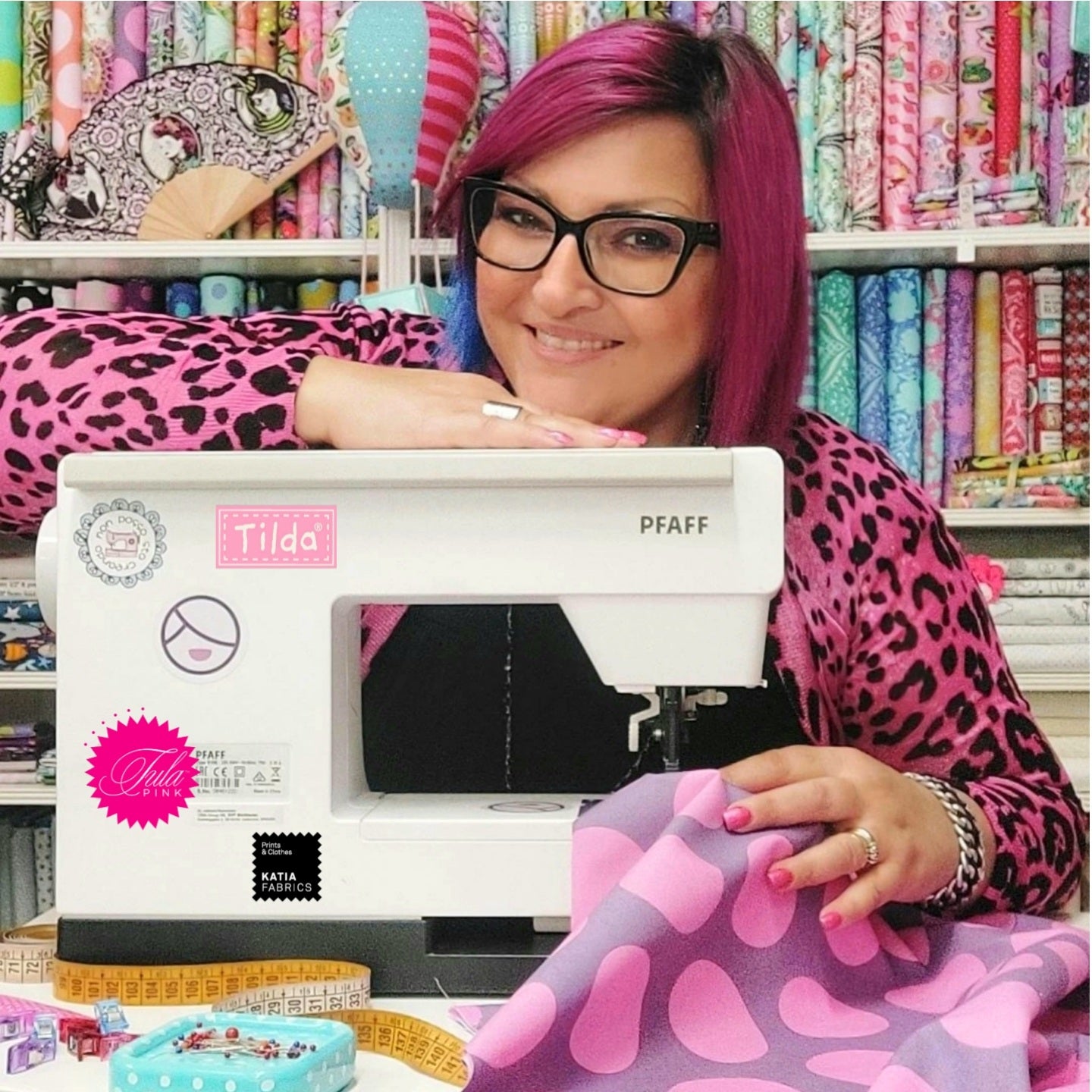 CORSI DI CUCITOCucire fa stare bene!Vieni ad imparare con i nostri corsi base oppure a realizzare altri progetti in compagnia!Perchè? Te lo spiego:Cucire stimola la creatività e  nutre il tuo lato più artistico.La sensazione di creare qualcosa con le tue mani genera felicità e aumenta l’autostimaAiuta a rilassarti, riduce lo stress e l’ansiaMigliora la memoria e stimola la concentrazione e l’attenzione sul presenteFavorisce le relazioni sociali.