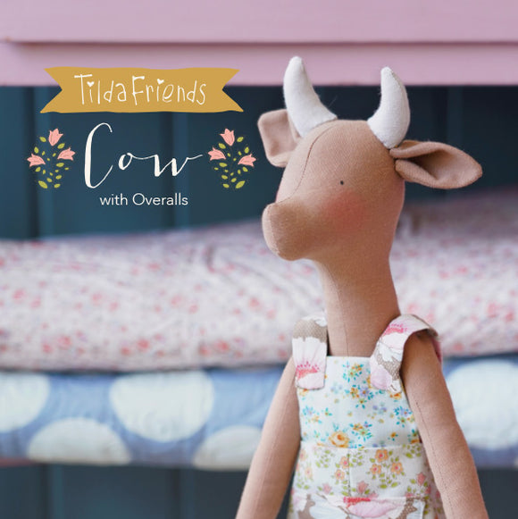 Divertiti a realizzare il pupazzo Tilda Friends Mucca con salopette con i bellissimi tessuti Tilda Lunghezza: 52cm circaDifficoltà: media