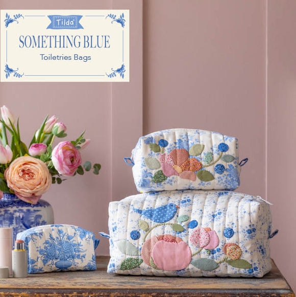 Toiletries Bags Difficoltà: 🟣🟣🟣Taglie: S - M - LTrusse in 3 dimensioni con appliquètessuti Tilda Something Blue