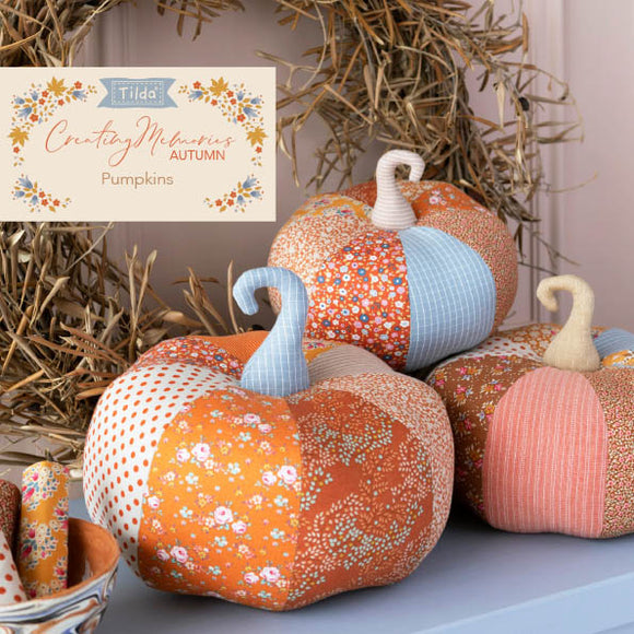 Realizzare una zucca dalla forma deliziosamente rotonda è facile e divertente. Sarà ancora più bella se realizzata con i tessuti Creating Memories nei colori autunnali. Ma puoi divertirti con tanti abbinamenti diversi! Troverai 3 modelli per tre dimensioni di zucca: piccola, media e grande.